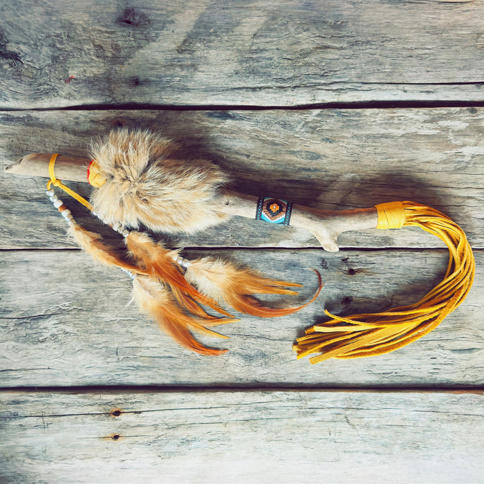Bâton de parole artisanal en cuir et fourrure de lynx – Gardien des traditions