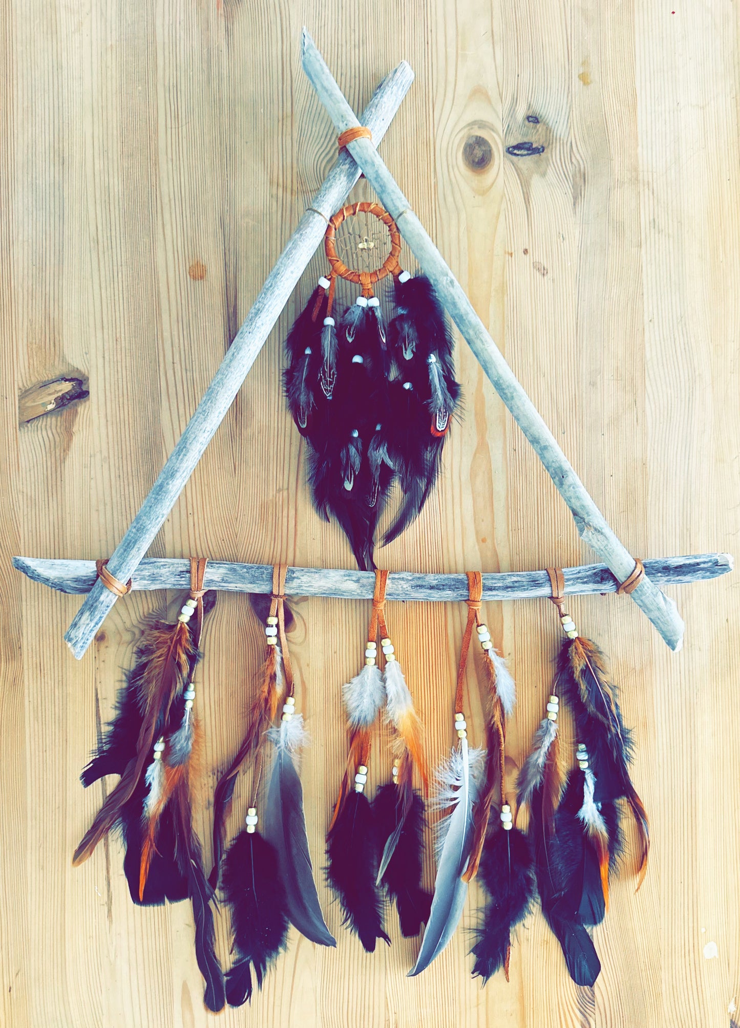 Capteur de rêve bohème en plumes naturelles – Coq, outarde & cuir d’orignal