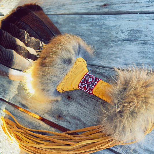 Grand smudgefan cérémoniel avec fourrure naturelle – pièce unique