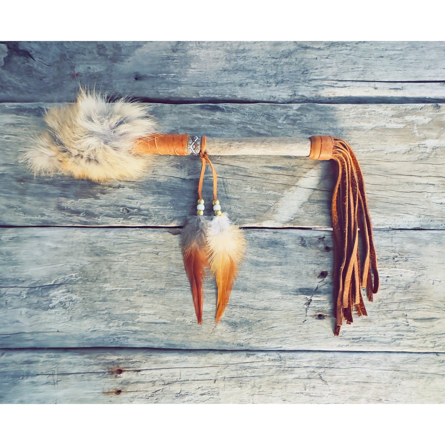 Bâton de parole totem présenté en décoration intérieure, création autochtone du Québec.