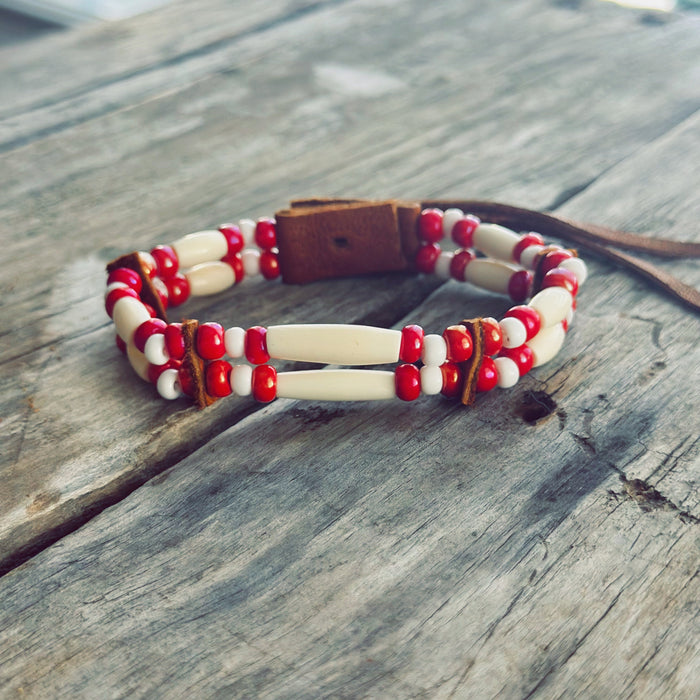 Bracelet autochtone cuir d’orignal et perles d’os – double chemin de l’esprit