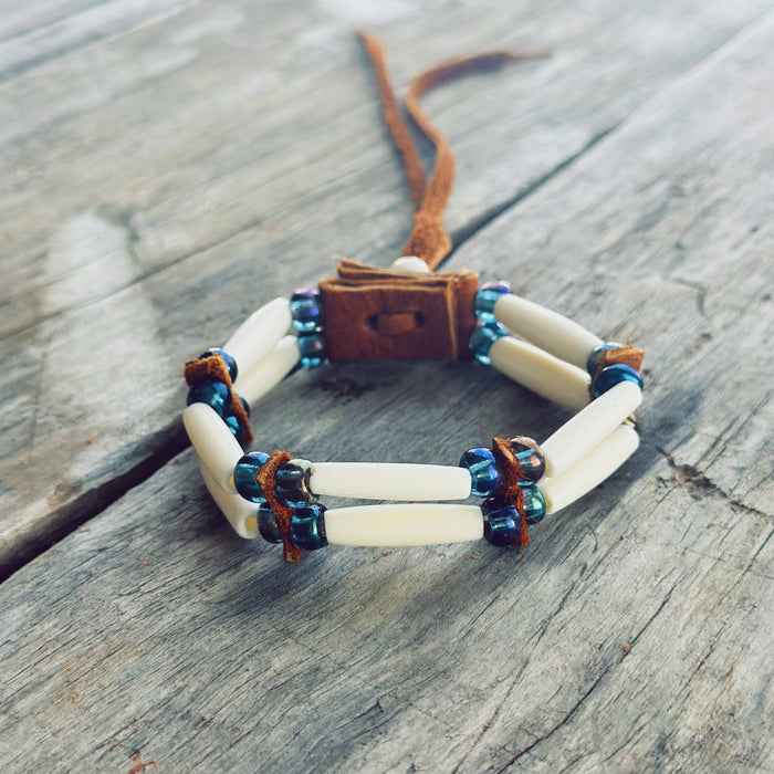 Bracelet autochtone cuir d’orignal et perles d’os – lumière des ancêtres