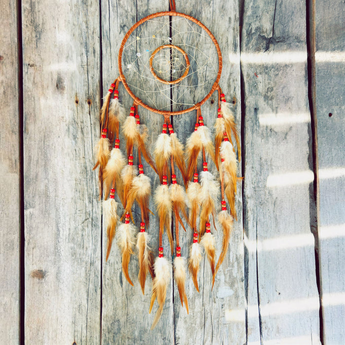 Énergie vivante – Capteur de rêves autochtone 8 pouces en cuir d’orignal et plumes naturelles