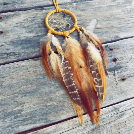 Capteur de rêves fait main en cuir d’orignal tons terre avec plumes naturelles