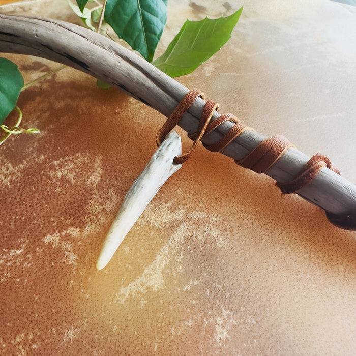 Collier en bois de cerf – pièce unique à porter chaque jour