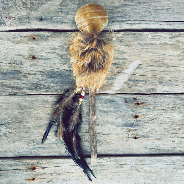 Hochet spirituel autochtone en fourrure de Coyote – Le Passeur des Sentiers (petit format)