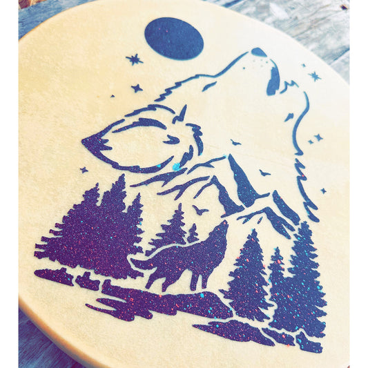 Tambour autochtone motif loup hurlant avec détails scintillants – vue en angle