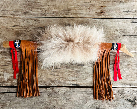 Ilnu Talking Stick „Die Weisheit des Kojoten“ – Kunstfell