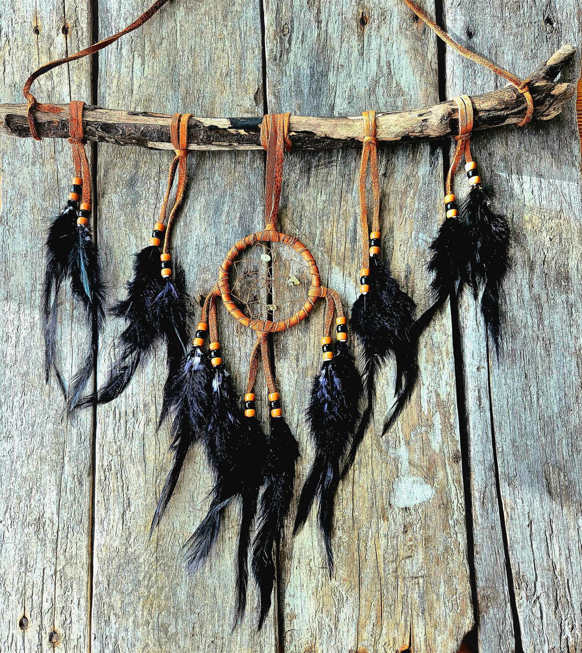 Décor boho capteur de rêve et bois flotté, plumes noir - Artisanat Autochtone 