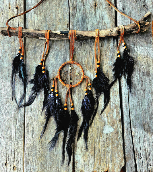 Décor boho capteur de rêve et bois flotté, plumes noir - Artisanat Autochtone 