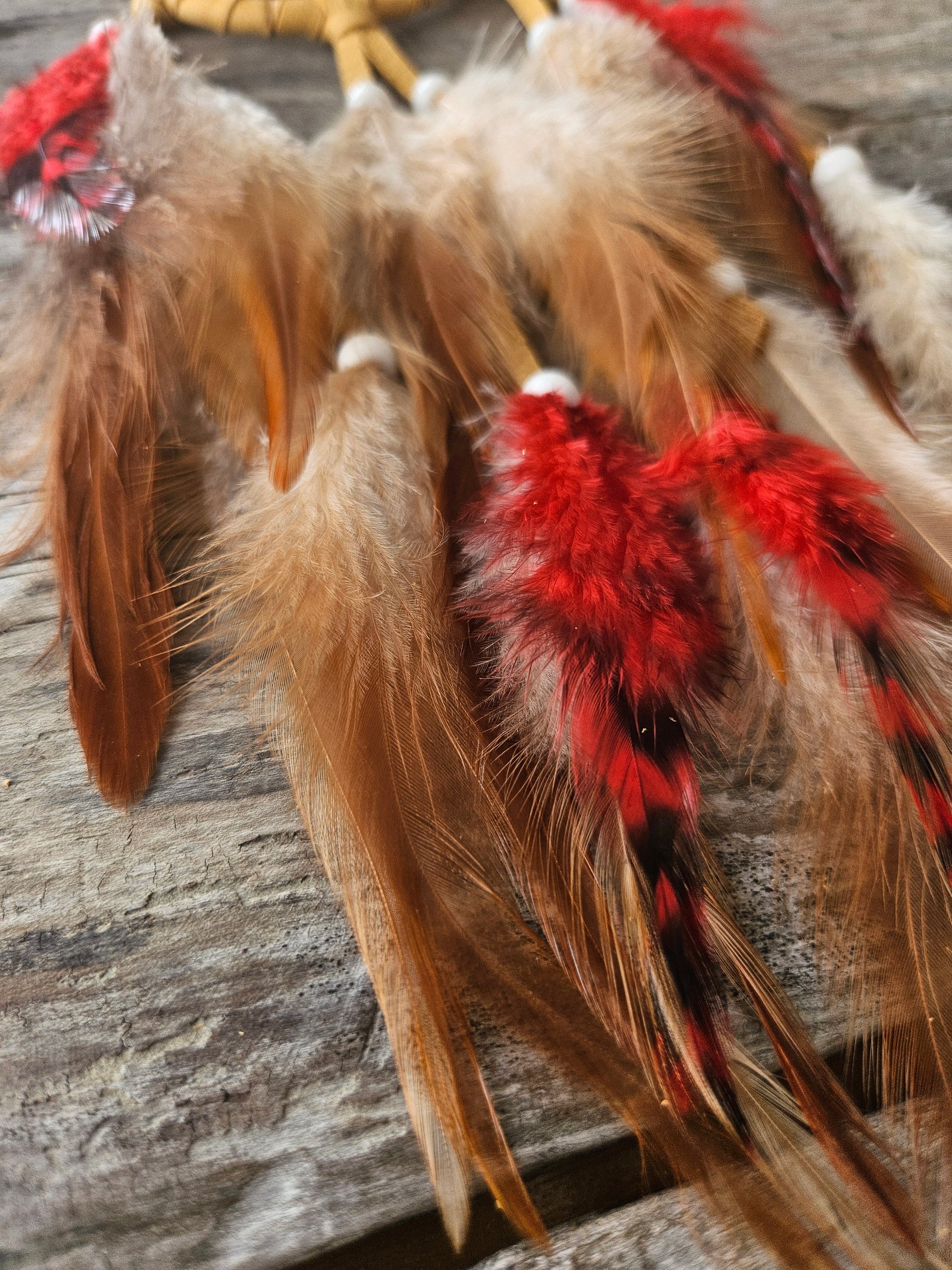 #06 - Capteur de Rêves Autochtone – Jaune Tan et Plumes de Coq - Artisanat Autochtone 