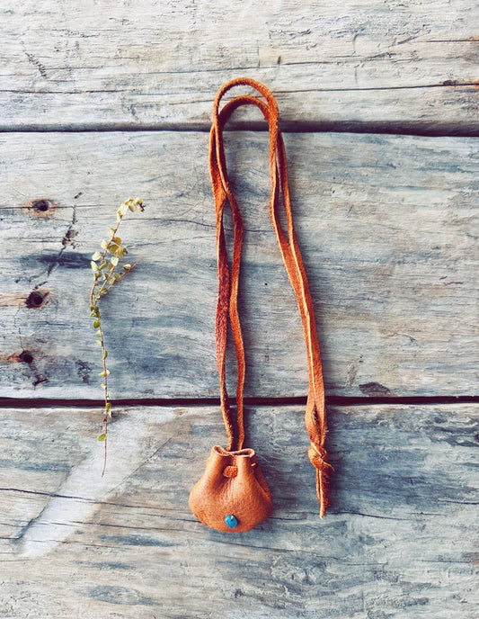 Petit sac de médecine en cuir d’orignal avec pierre précieuse