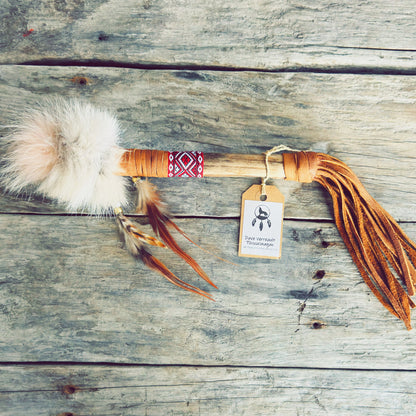 Bâton de parole autochtone symbolique avec plumes naturelles, perles colorées et ornements traditionnels