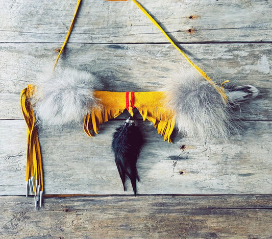 Baton-de-parole-autochtone-fourrure-loup-cuir-orignal