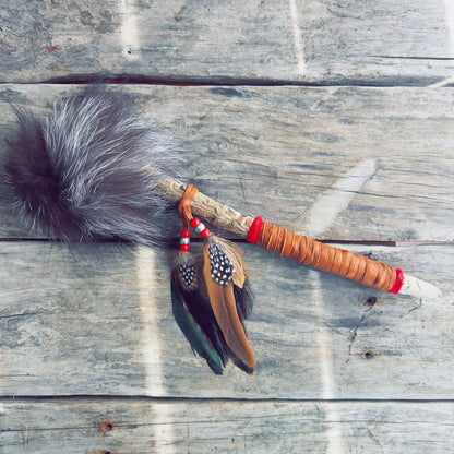 Bastón ceremonial indígena – Espíritu del zorro plateado - Pieza rara