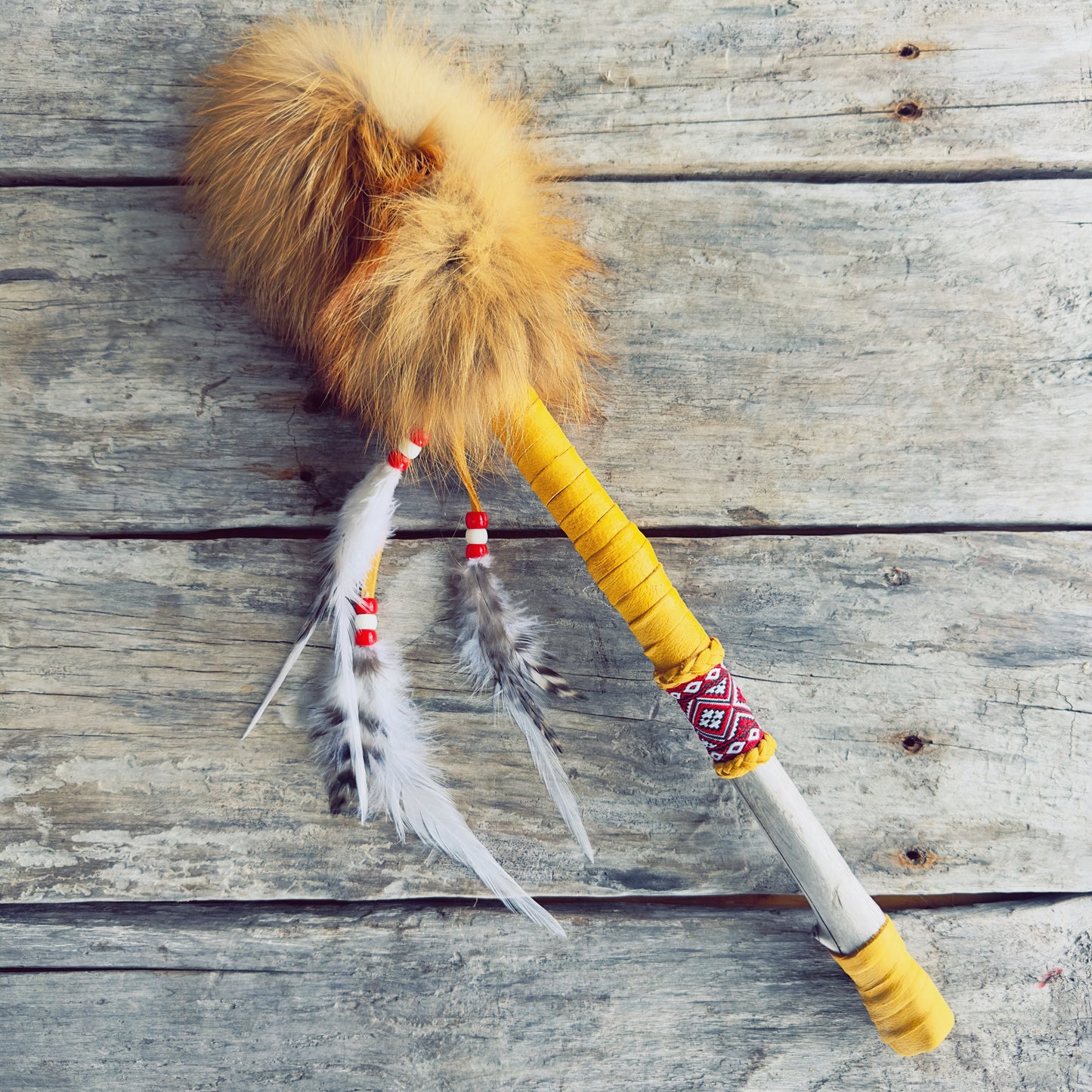 Baton_de_la_parole_fourrure_renard_ruban_rouge_achat_vente_boutique_en_ligne