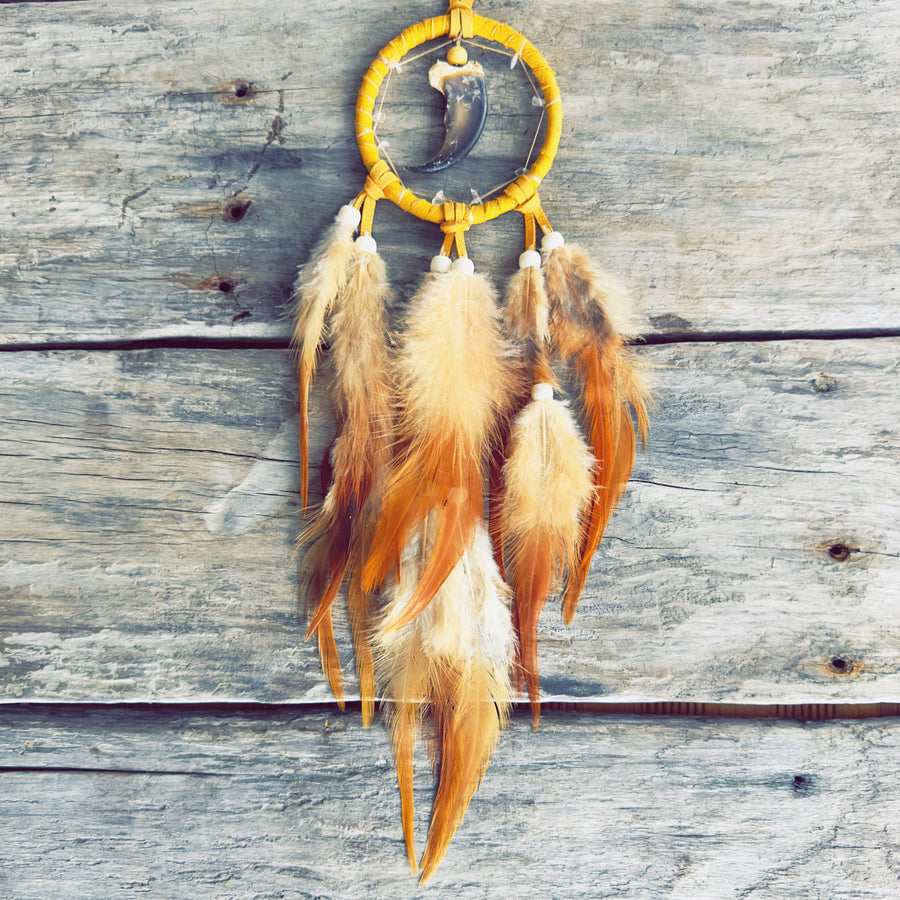 Atrapasueños de 3 pulgadas con garra de oso - cuero amarillo - cuentas blancas - plumas naturales