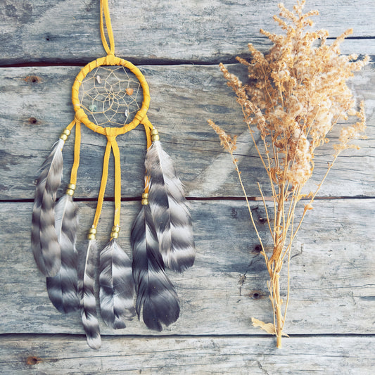 Le Veilleur des songes – Capteur de rêves autochtone en cuir d’orignal