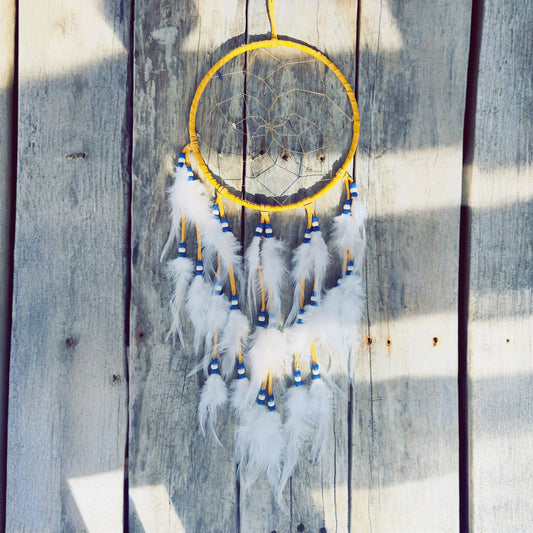 Clarté intérieure – Capteur de rêves autochtone 8 pouces en cuir d’orignal et plumes blanches