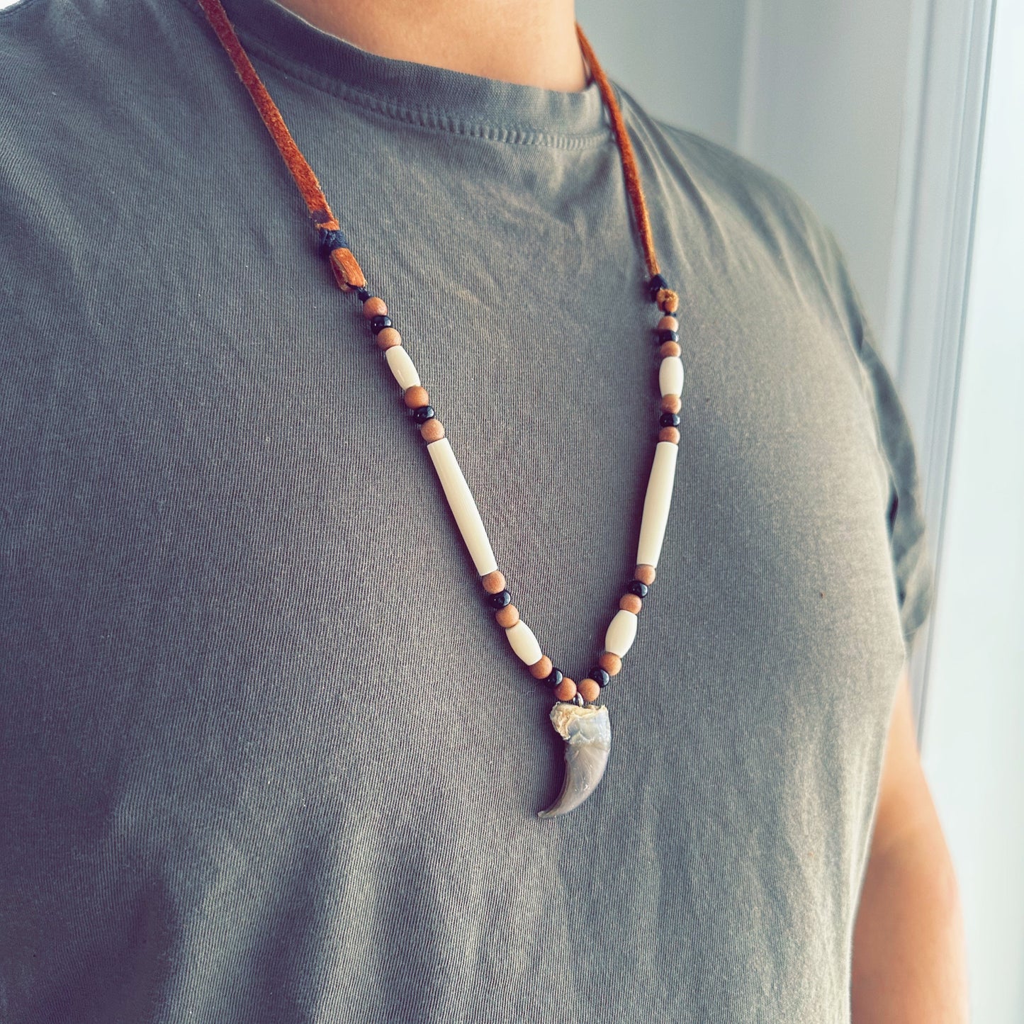 Collier artisanal autochtone avec griffe d'ours véritable et perles, symbole de sagesse et de force