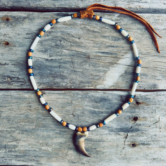 collier symbolique fabriqué au Québec avec griffe d’ours et perles de verre
