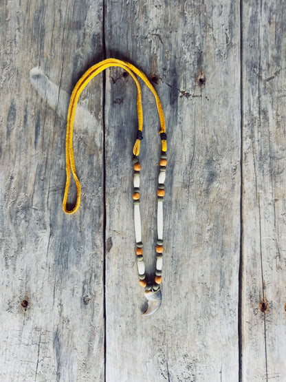 Collier griffe ours perles en os et bois