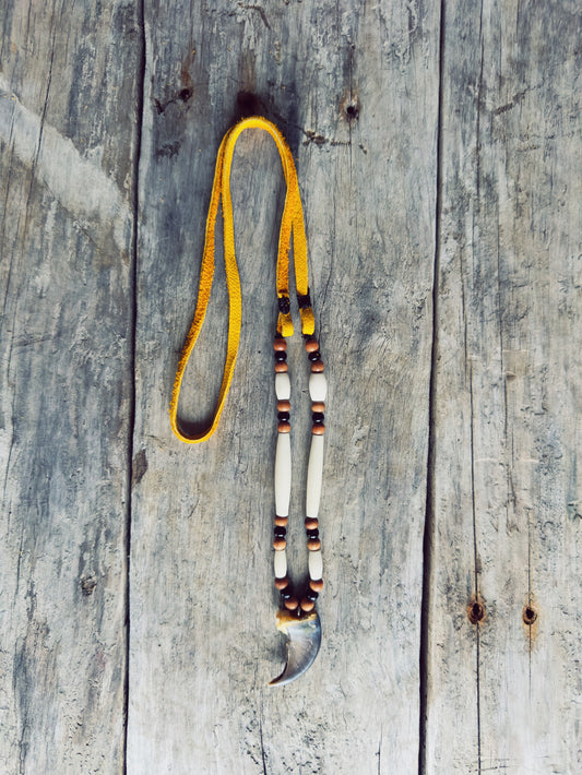 Collier autochtone griffe ours perle noir en verre