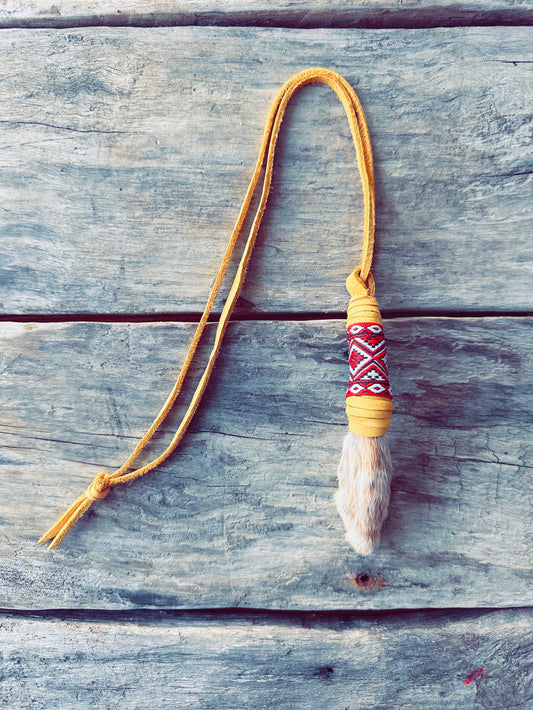 Porte-bonheur en patte de lièvre – Amulette traditionnelle autochtone