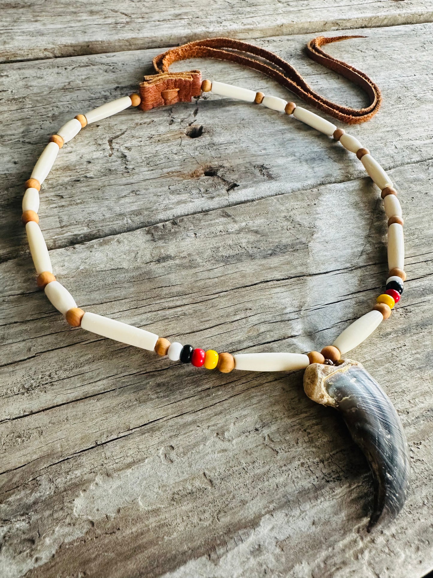Collier autochtone en perles d’os et griffe d’ours – Roue de médecine