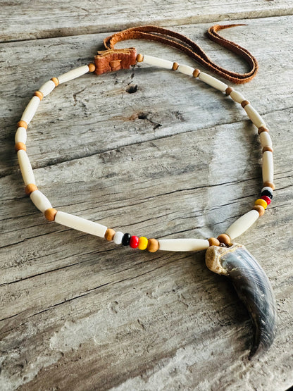 Collier autochtone en perles d’os et griffe d’ours – Roue de médecine