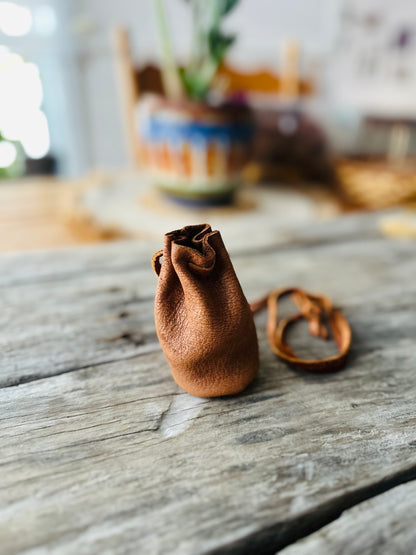 Petit sac de médecine en cuir d’orignal – style baluchon