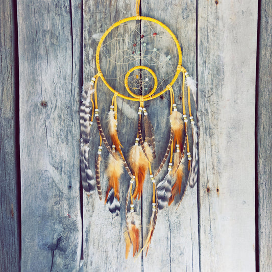 Grand capteur de rêves 8 pouces cuir d’orignal jaune tan double cercle