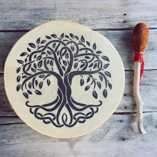 Un tambour à main avec son maillet, arbre de vie peint en noir