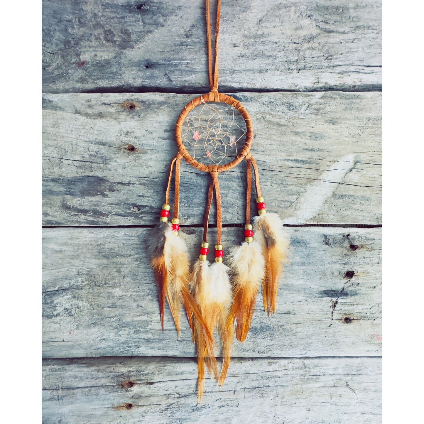 Capteur de rêves aurore rouge – Création ilnu, quartz rose