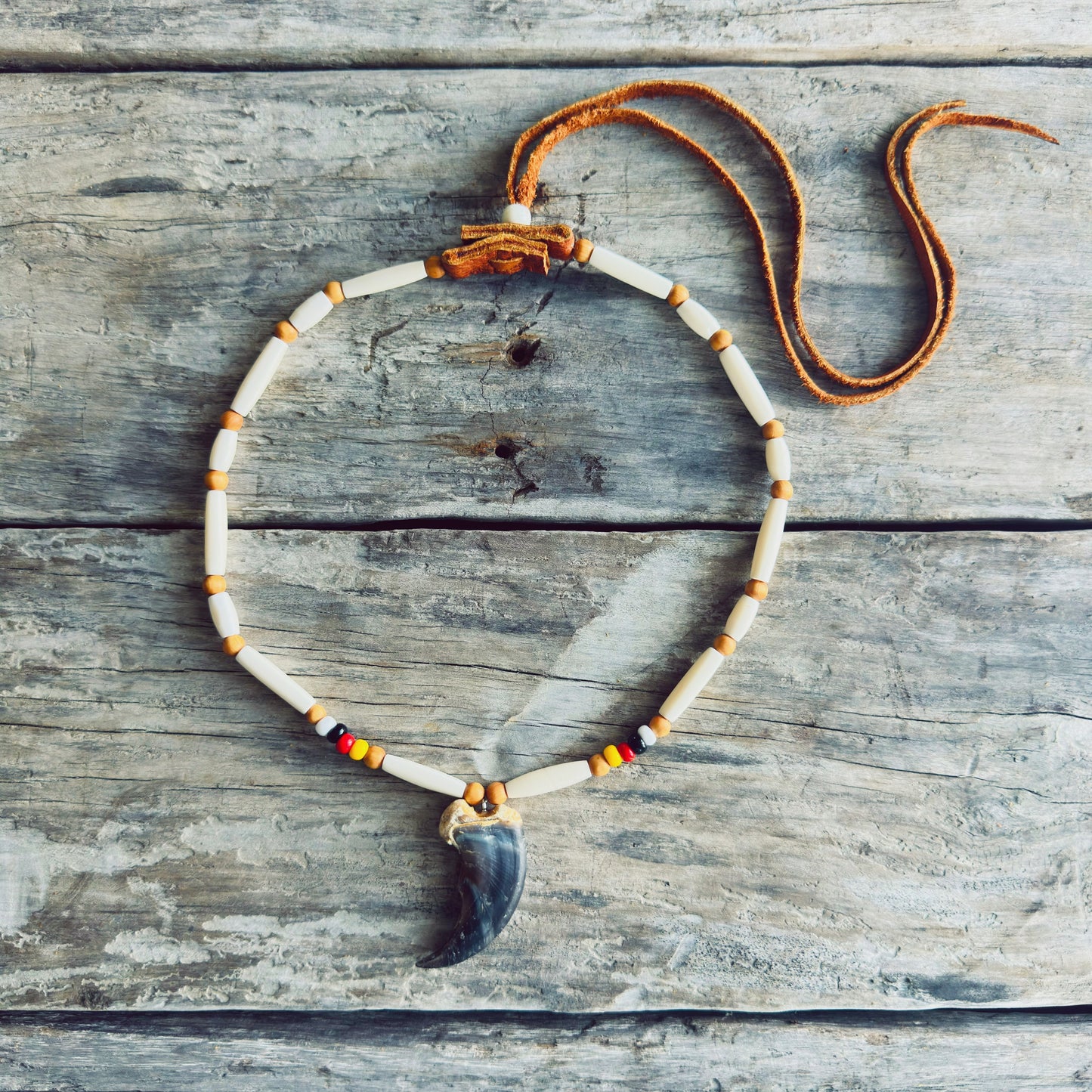 Collier autochtone en perles d’os et griffe d’ours – Roue de médecine