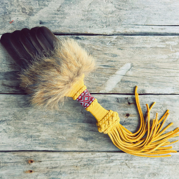 Smudgefan en cuir d’orignal et fourrure de coyote – harmonie naturelle