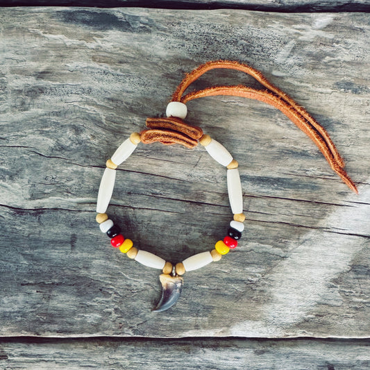 Bracelet roue de médecine Esprit du loup – Griffe de loup, perles d’os et cuir d’orignal