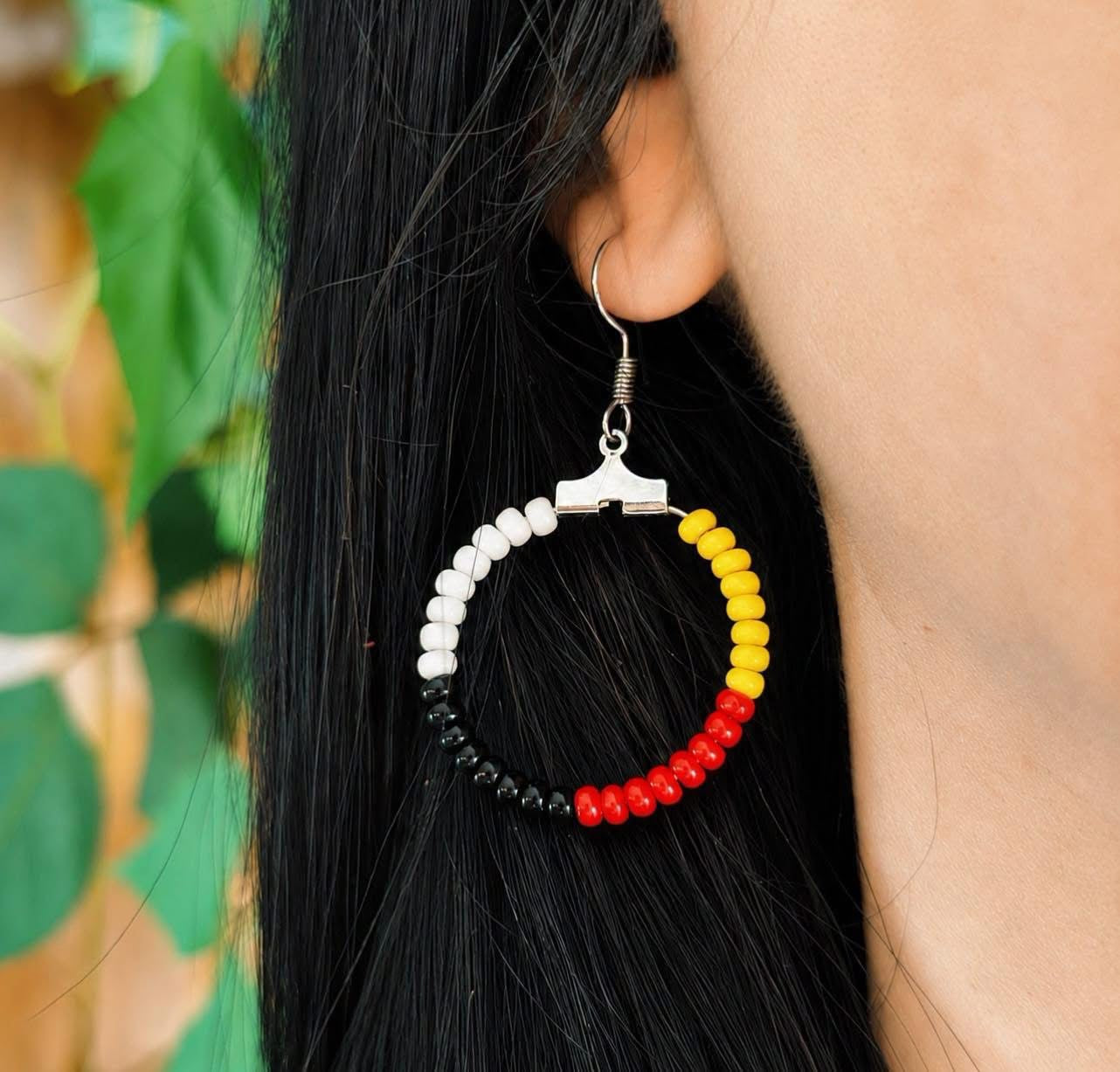 Aretes de rueda medicinal de cuentas de vidrio - Joyería artesanal nativa (1 pulgada)