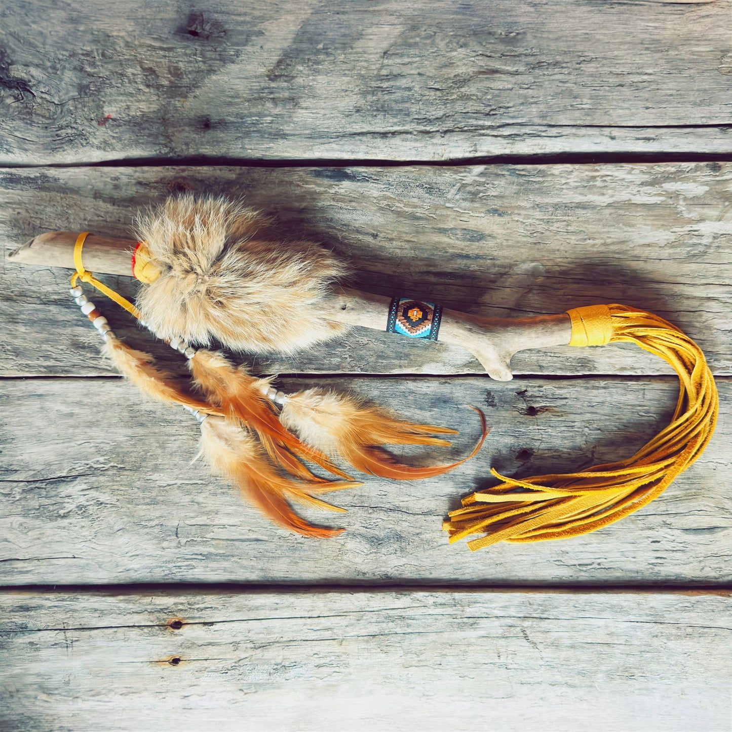 Bâton de parole artisanal en cuir et fourrure de lynx – Gardien des traditions