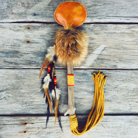 Hochet spirituel autochtone Soleil de Vie – Grand hochet de cérémonie en cuir d’orignal