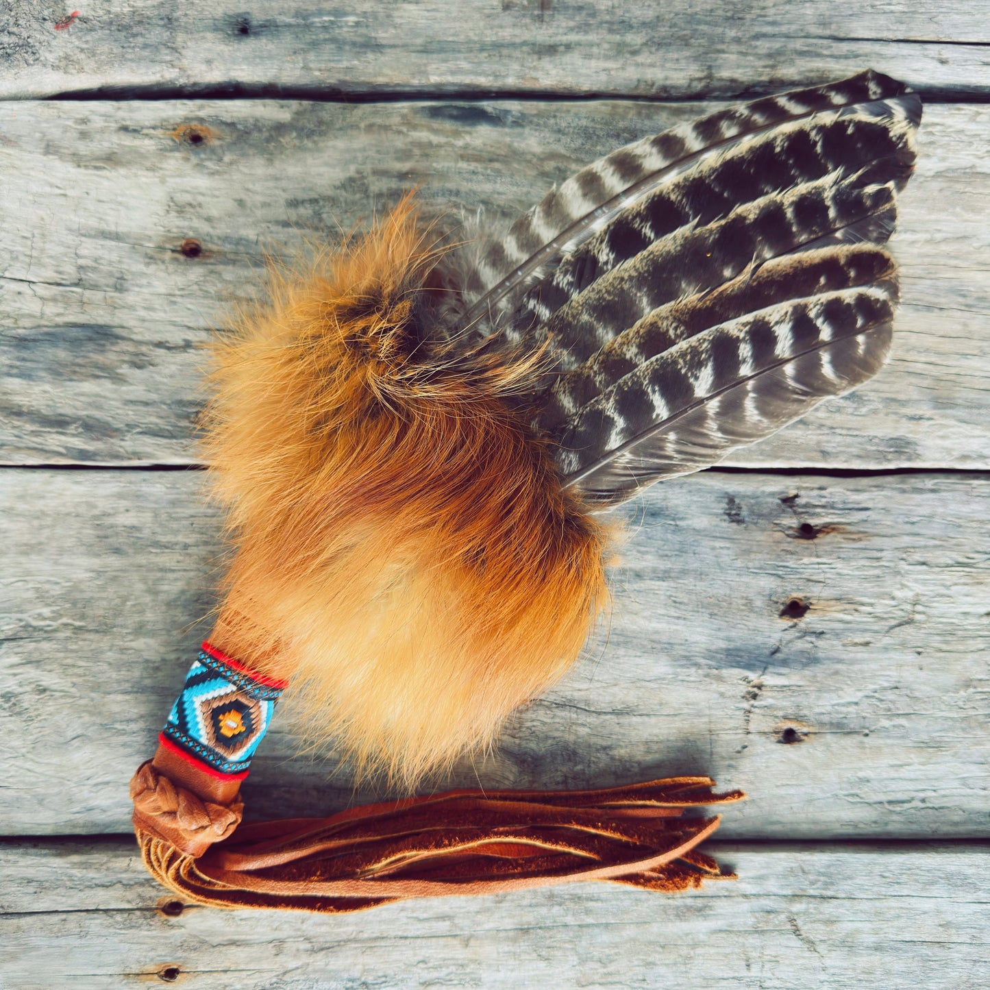 Smudge fan en cuir d’orignal et renard roux – purification et clarté
