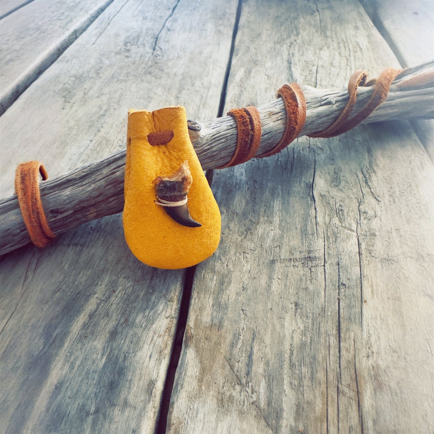 Sac de médecine en cuir d’orignal avec griffe de loup | Esprit