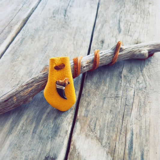 Sac de médecine en cuir d’orignal avec griffe de loup | Protection