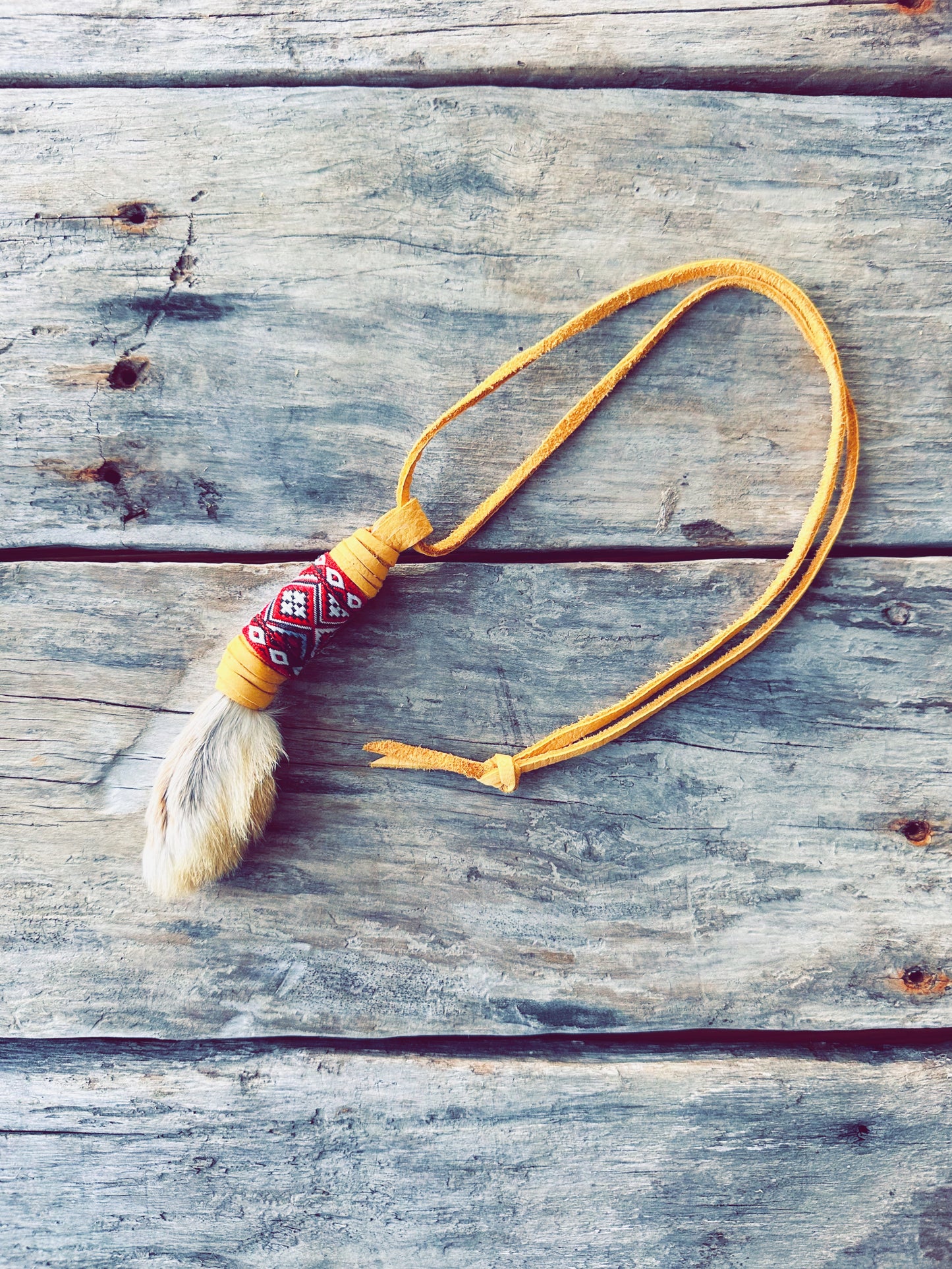 Porte-bonheur en patte de lièvre – Amulette traditionnelle autochtone