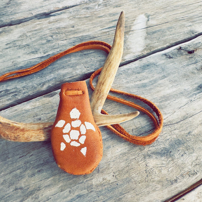 Medizinbeutel aus braunem Leder – Mutter-Erde-Schildkröte