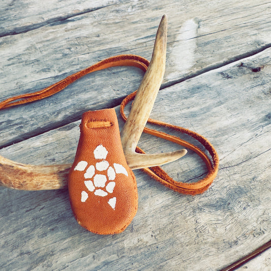 Sac de médecine en cuir d’orignal – Tortue de la Terre-Mère