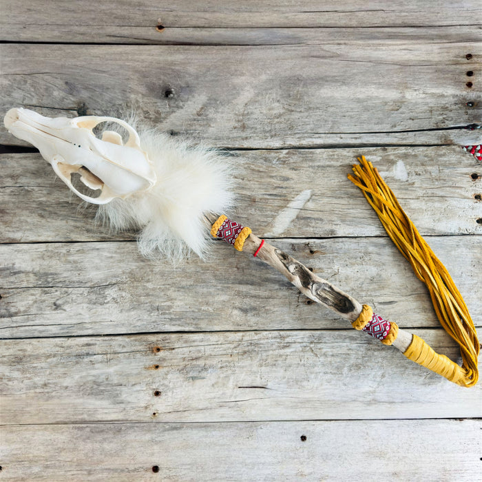 Gardien du Loup blanc – bâton cérémonial en crâne de loup – œuvre d’exception