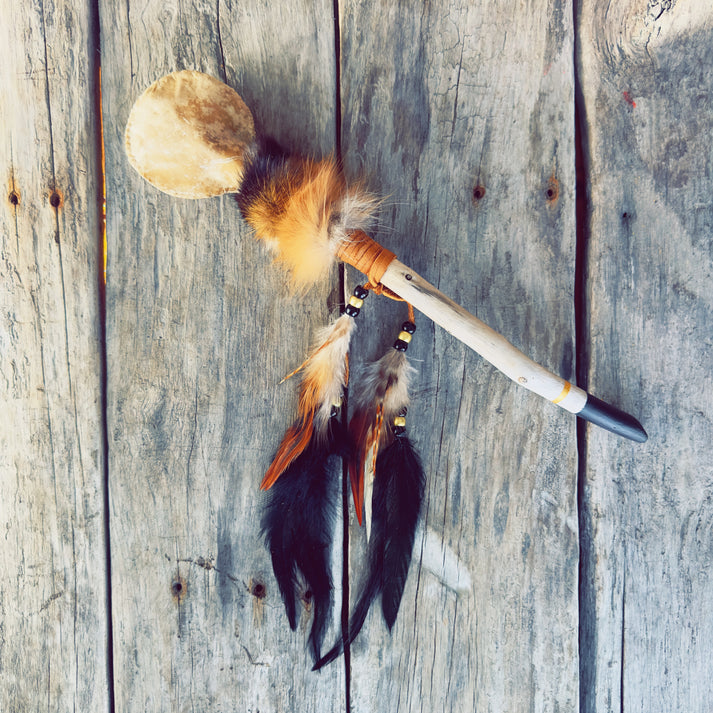 Hochet autochtone fait main