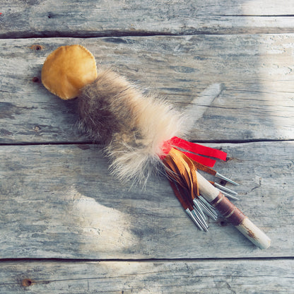 Hochet spirituel en fourrure de coyote – Protection et guidance