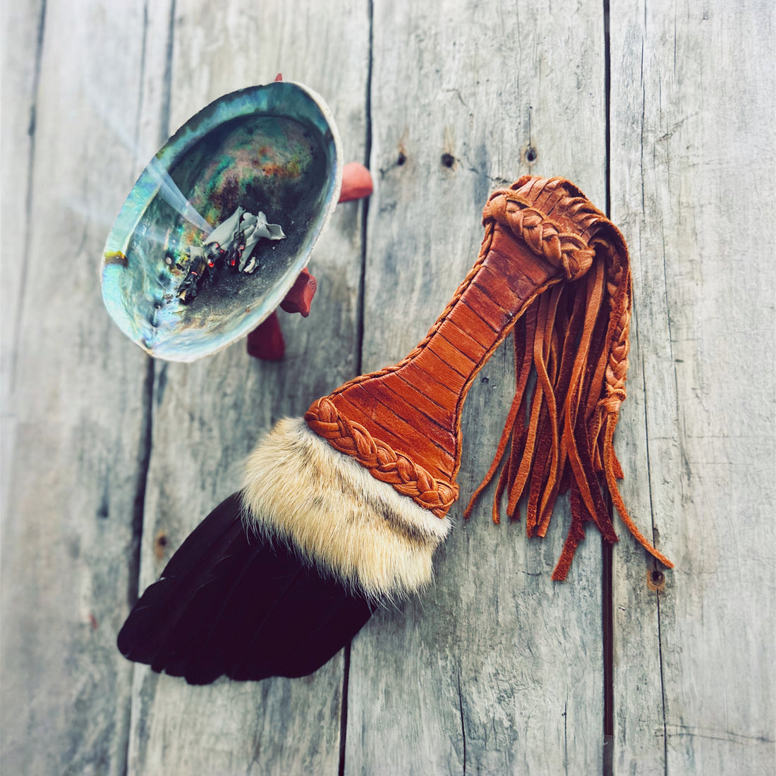 smudge fan autochtone plumes naturelles cuir d orignal artisanat authentique